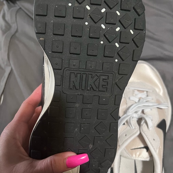 Nike Cream Sneakers - Picture 5 of 5